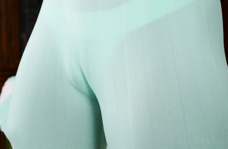 Ebony first timer Ana Foxxx releases her camel toe pussy from her yoga pants