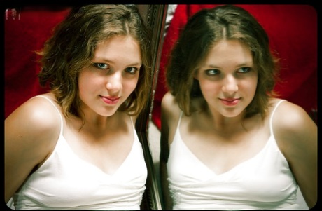 Amateur woman Immie spreading her cunt for masturbation while on period