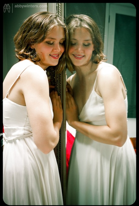 Amateur woman Immie spreading her cunt for masturbation while on period