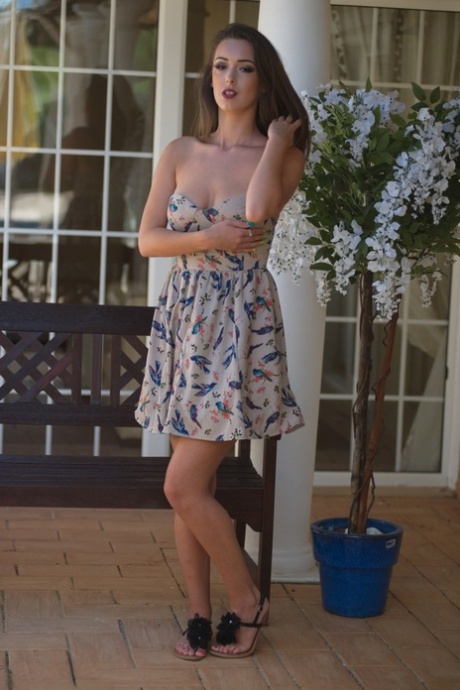 British first timer -Lauren Louise stands naked after a sensual striptease