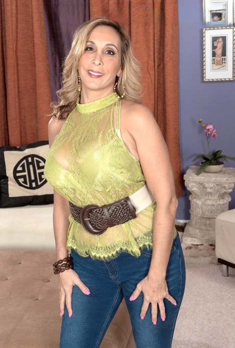 Older blonde chick Sophia Jewel gets facialized by her toy boy after fucking