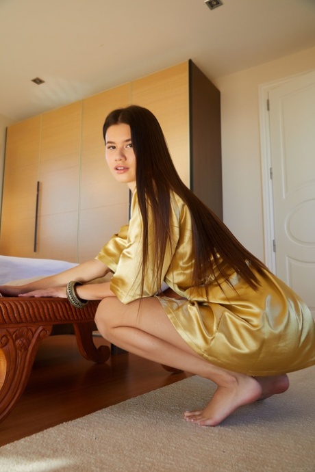 Tall glamour babe Evelin Elle plays with her inviting pussy up close