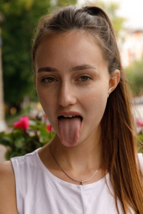 Amateur babe with a ponytail Ira Sedina loses her leggings & shows her booty