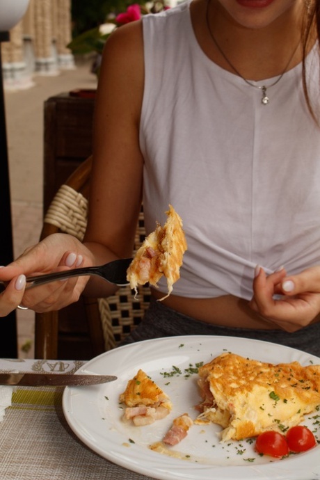 Amateur babe with a ponytail Ira Sedina loses her leggings & shows her booty