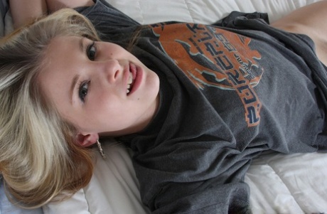 Blonde babe Lil Candy spreads her twat lips up close in a bedroom solo