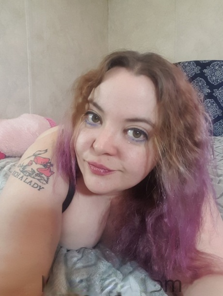 Inked chubby amateur Kelpie Fae poses in black underwear on her bed