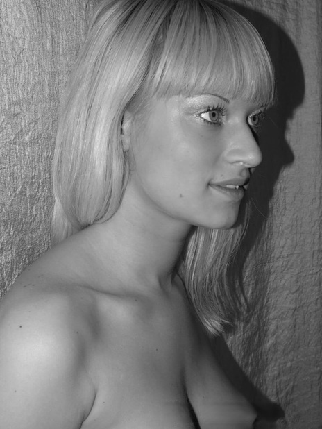 Amateur blonde stunner losing her shirt and posing naked seductively