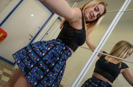 Smiley babysitter shows off her big tits & ass in her own selfie compilation