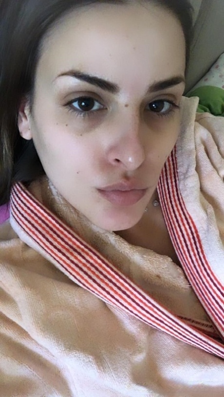 Amateur beauty shows her big tits and hot ass and poses in the mirror