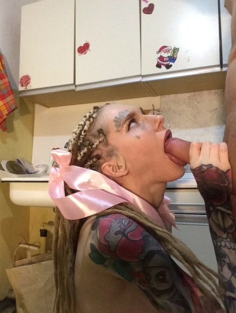 Tattooed amateur girlfriend enjoys a quarantine quickie with her boyfriend