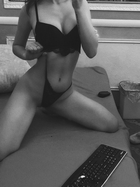 Amateur nerd teases with her butt and nice natural tits in sexy selfie action