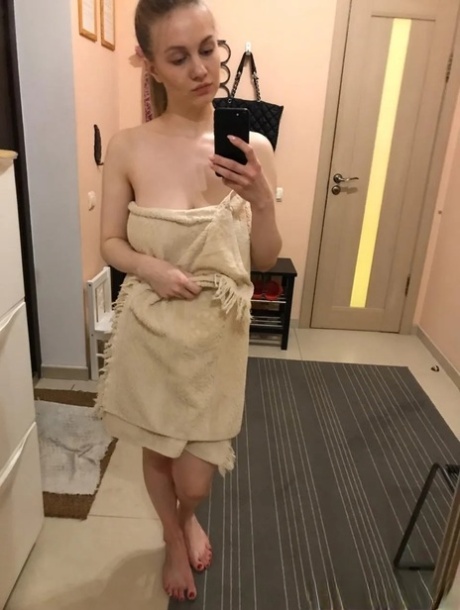 Amateur hottie taking selfies of her big natural tits & booty in the mirror