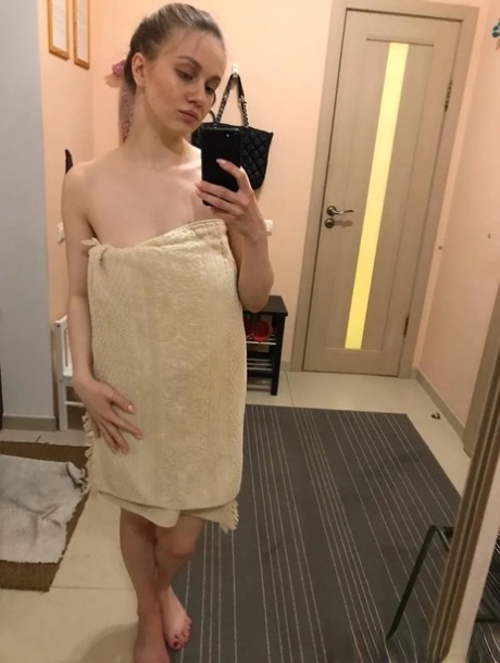 Amateur hottie taking selfies of her big natural tits & booty in the mirror