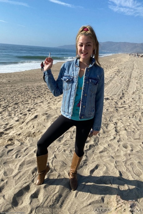 Amateur babe Lily Adams shows her tampon in front of a Christmas tree