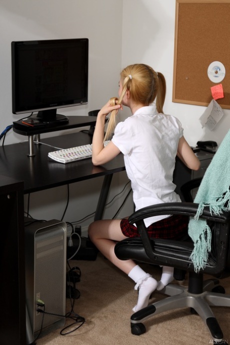 Skinny teen babe Kennedy dildos and stretches her tight pussy in the chair