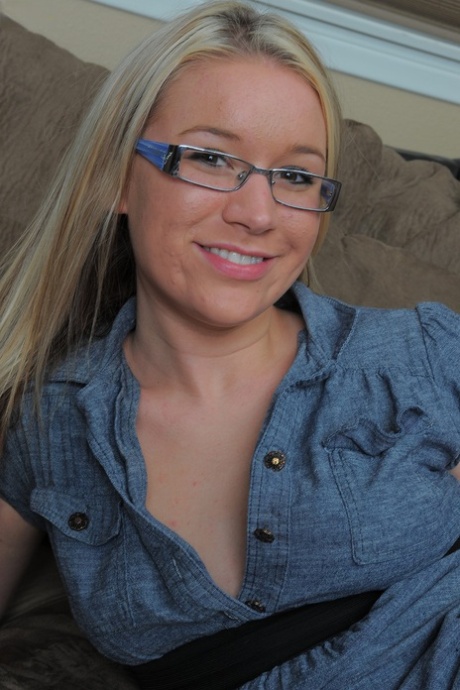 Blonde with a big booty Kristi Kay spreads her irresistible pink pussy