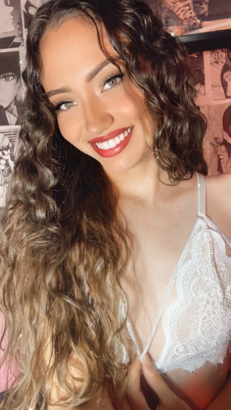 Cute babe Leon Mariana flaunts her hot ass in a seductive lacy negligee