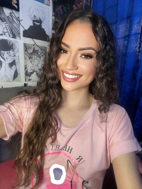 Cute babe Leon Mariana flaunts her hot ass in a seductive lacy negligee