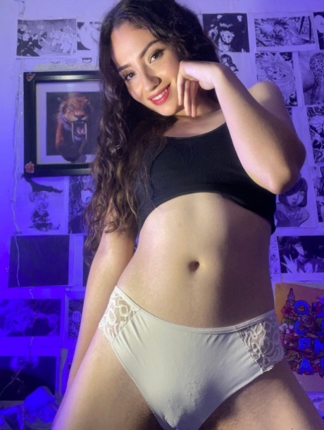 Cute babe Leon Mariana flaunts her hot ass in a seductive lacy negligee