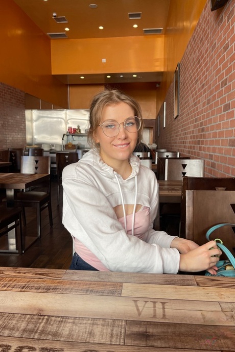 Sexy amateur girlfriend Fiona Sprouts rubbing her moist pussy up close