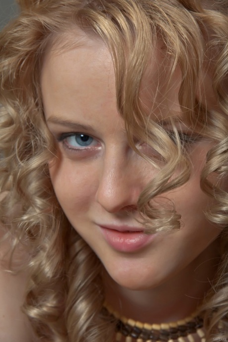 Pretty American babe Sasha R posing butt naked in front of the mirror