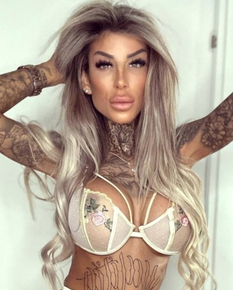 Inked amateur babe Jacky teasing with her sensitive feet & curves