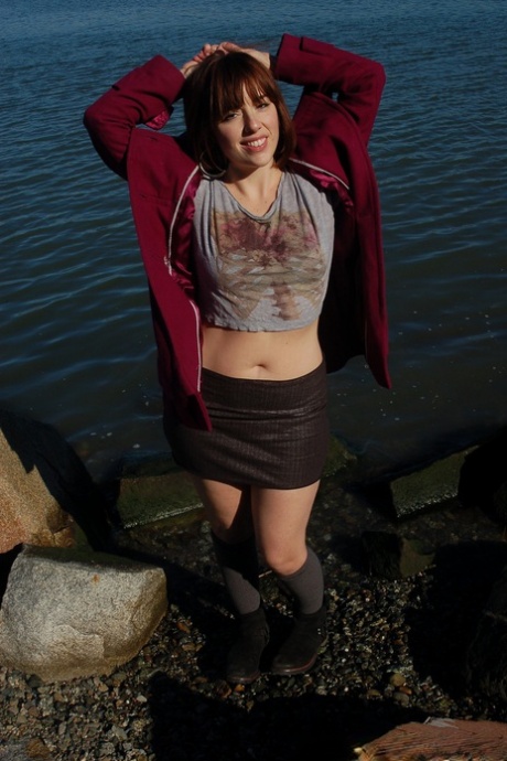 Curvy brunette Simone Delilah strips naked & spreads her hairy pussy up close