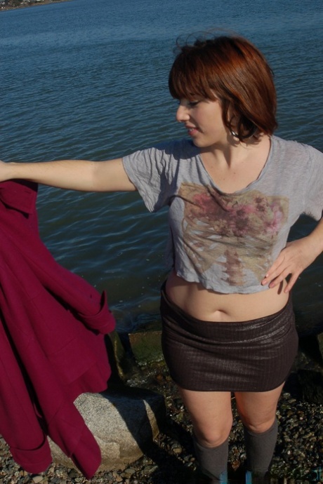 Curvy brunette Simone Delilah strips naked & spreads her hairy pussy up close