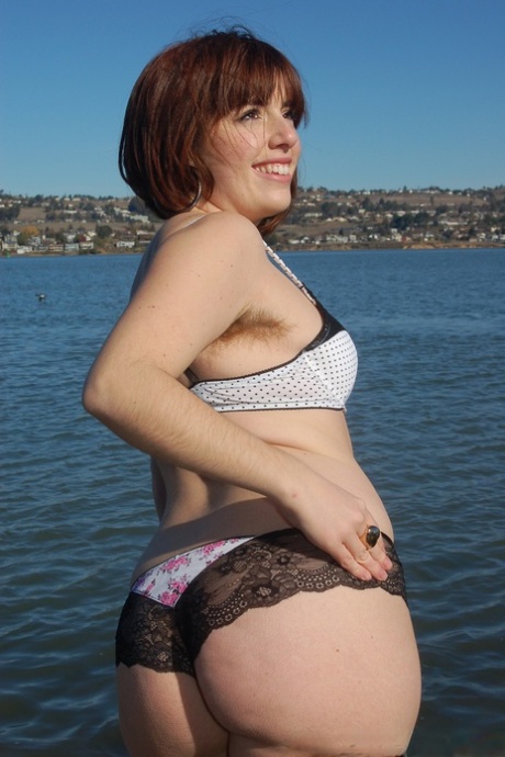 Curvy brunette Simone Delilah strips naked & spreads her hairy pussy up close