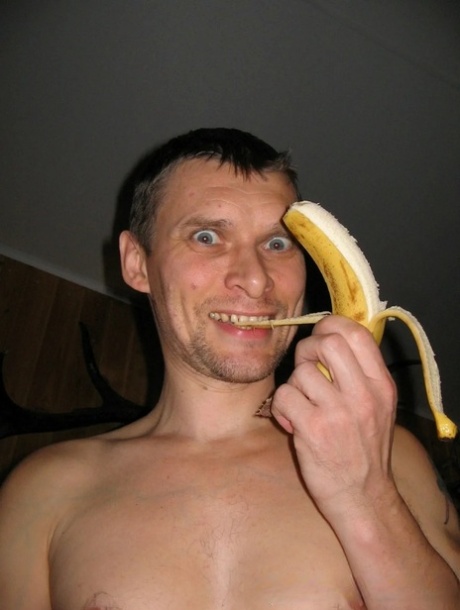 Short-haired MILF inserts a ripe banana into her pussy and blows a dick