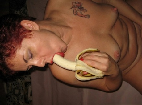 Short-haired MILF inserts a ripe banana into her pussy and blows a dick