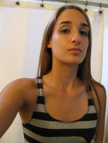 Adorable amateur teen shows her sexy nipples and big booty in the mirror