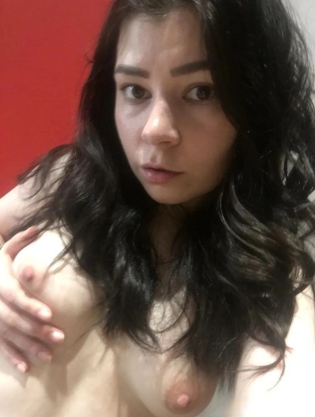 Raven-haired amateur teen posing butt naked in front of the mirror