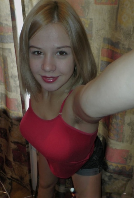 Sweet amateur babe exposing her her juicy natural boobs in a solo