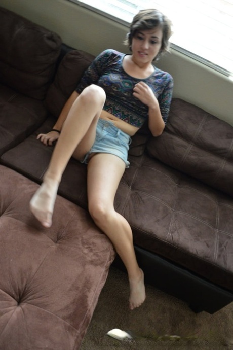 Amateur babe strips fully naked & masturbates with a dildo on the couch