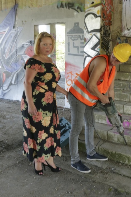 Kinky mature BBW getting fucked by a skinny teenage construction worker