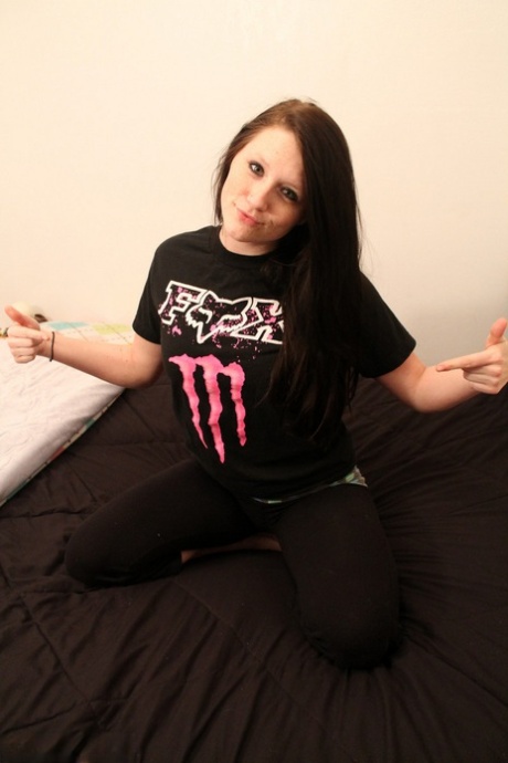 Amateur hot teen Freckles in yoga pants & bare feet showing tight ass