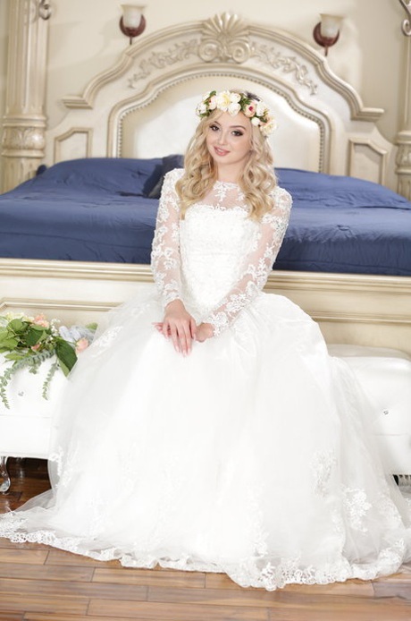 Hot lesbian brides Lexi & Kit pussy lick & scissor before sharing a big cock