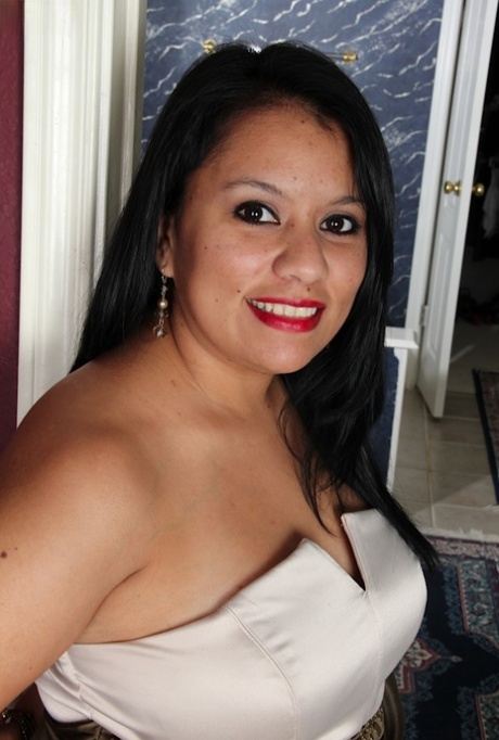 Thick BBW Lucey Perez spreads her beefy pussy and unveils saggy boobs