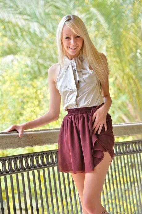 Blonde skinny girl in nopanties upskirt spreading ass & toying shaved pussy