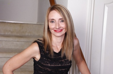 Blonde babe Heidi Van Moore presents her skinny nude body on cam