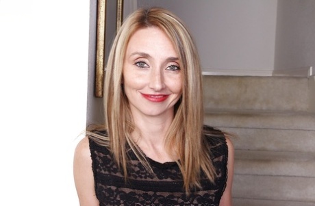 Blonde babe Heidi Van Moore presents her skinny nude body on cam