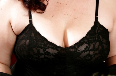 Mature BBW with camel toe undresses for spreading of very hairy pussy