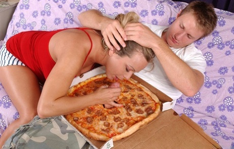 Curvy MILF Amber Lynn Bach gets nailed by a naughty pizza-guy