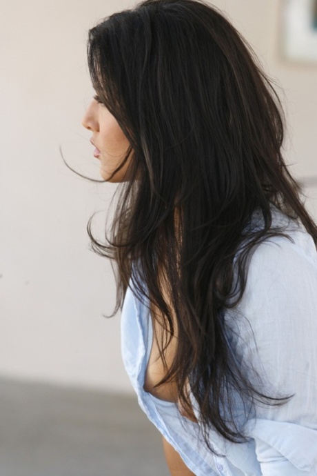 Hot Indian MILF Sunny Leone flaunts her perky tiny tits while taking a shower