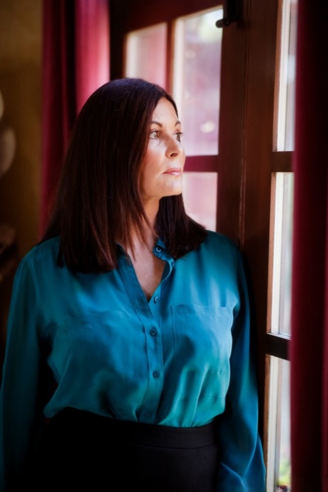 Thick older lady stands naked after stripping off blouse and skirt