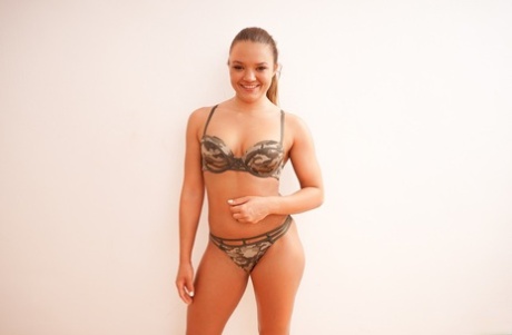 Fit girl Cherry Candy flexes her muscles before blowing Porno Dan