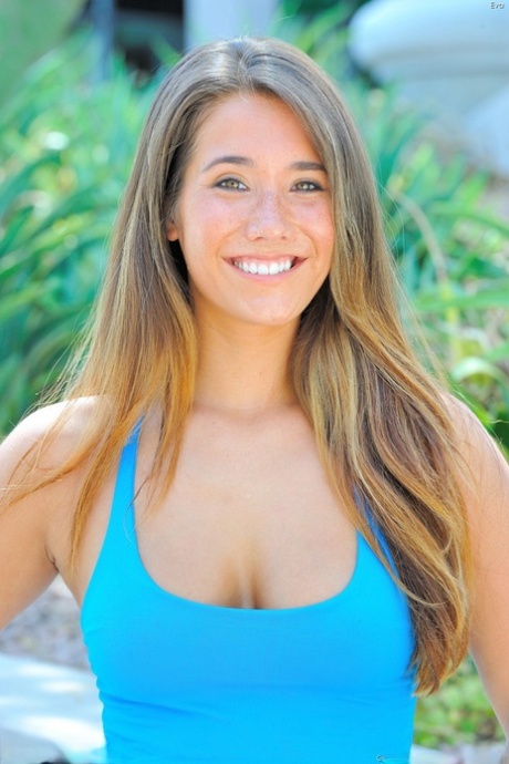 Busty babe removes her shorts to spread her ass outdoors in public