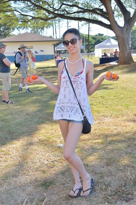 Sexy amateurs Kristen & Nina fisting & fruit stuffing wet pussies at the beach