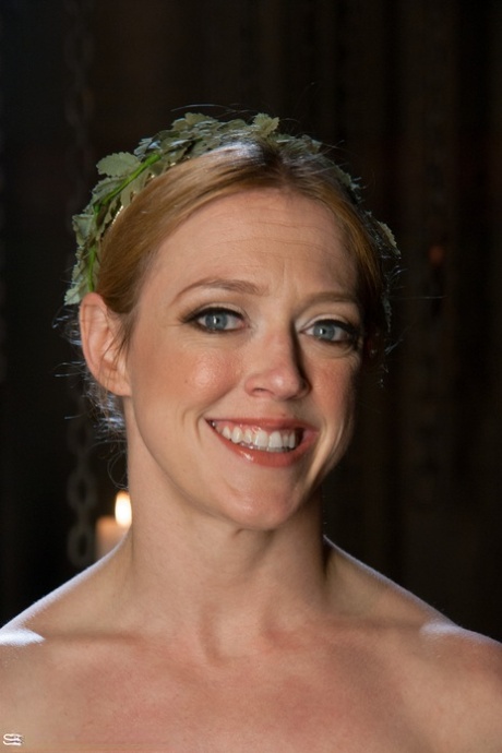 Busty chick Dee Williams will show us her curves while being fully nude.